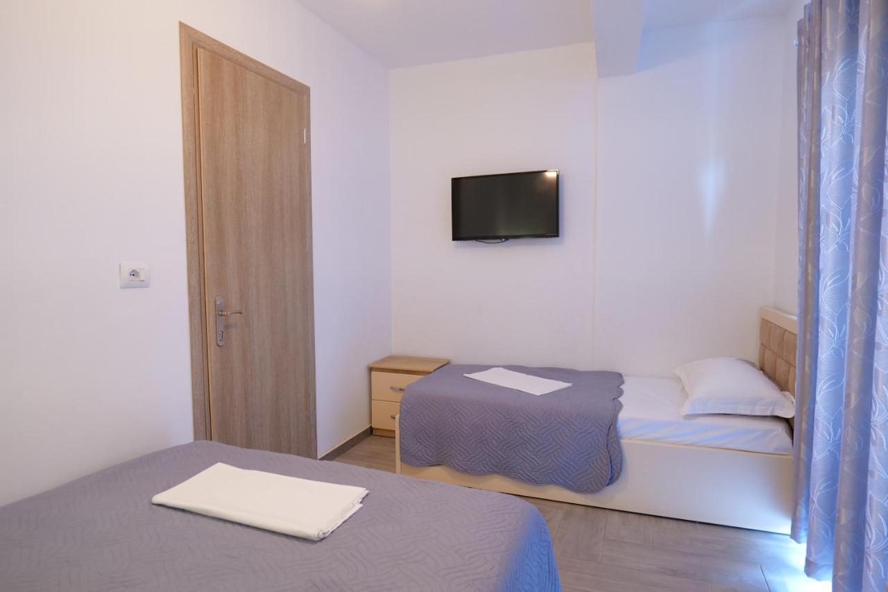 Hotel Villa Adrian クサミル エクステリア 写真
