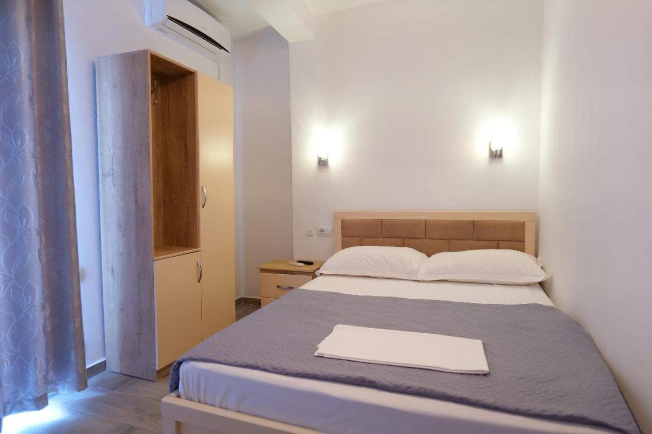 Hotel Villa Adrian クサミル エクステリア 写真