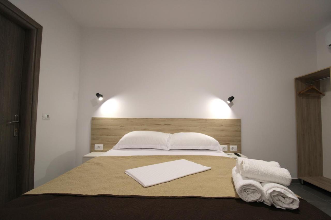 Hotel Villa Adrian クサミル エクステリア 写真